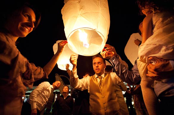 wedding-flying-lanterns-in-Italy wedding-flying-lanterns-in-Italy